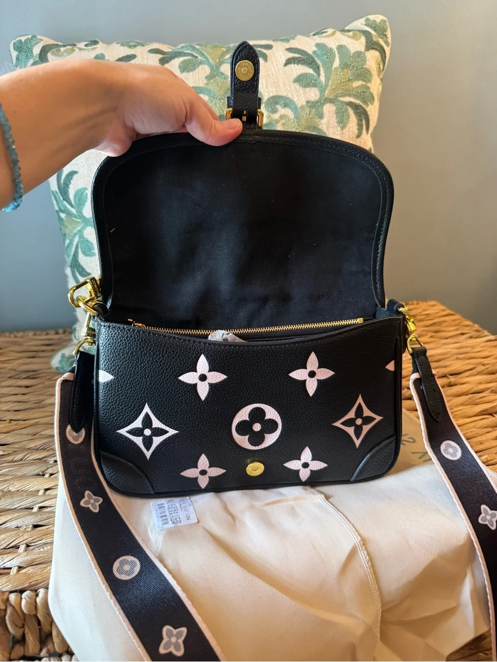 🖤 🩷 Black & Pink Crossbody Bag- see description